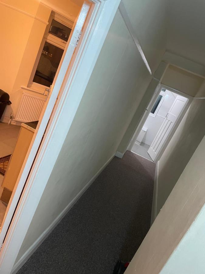 Welcome To Your New Home. Redbridge Esterno foto