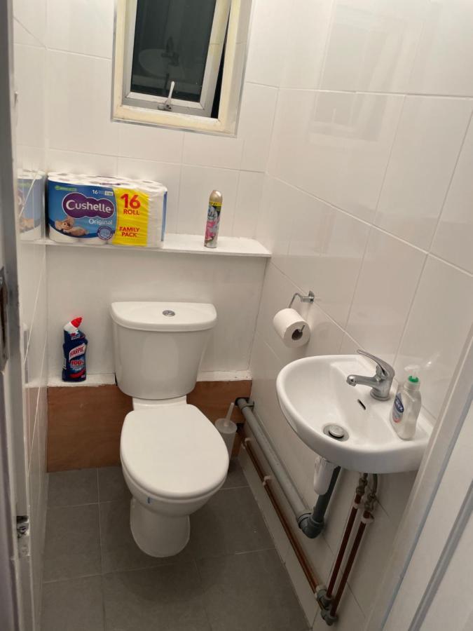 Welcome To Your New Home. Redbridge Esterno foto